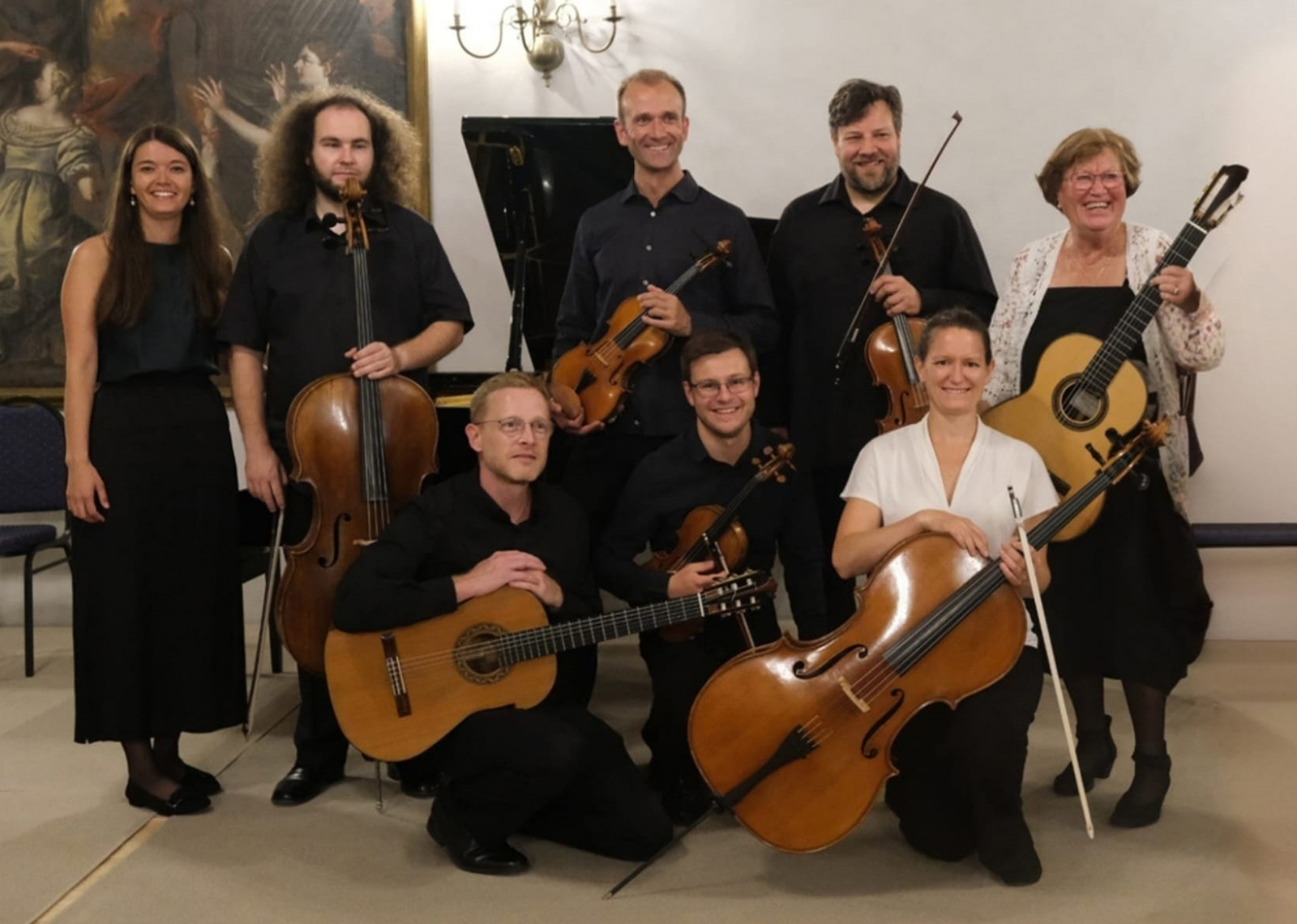 Gruppenfoto der Dozenten der Musikwoche Benediktbeuern mit Ihren Instrumenten auf der Bühne