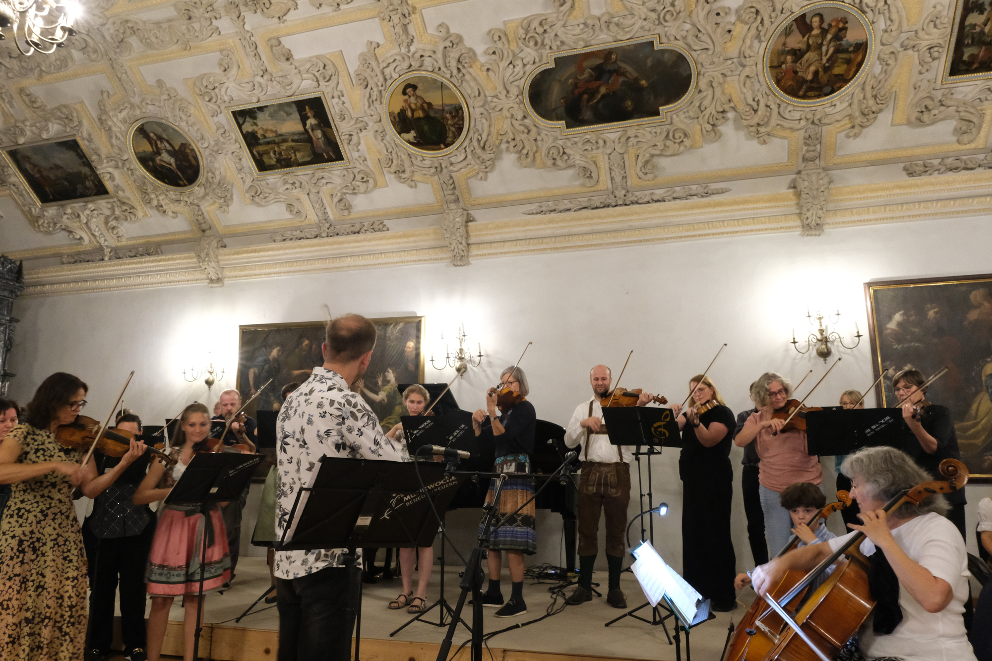 Teilnehmer der Musikwoche Benediktbeuern beim Konzert auf der Bühne