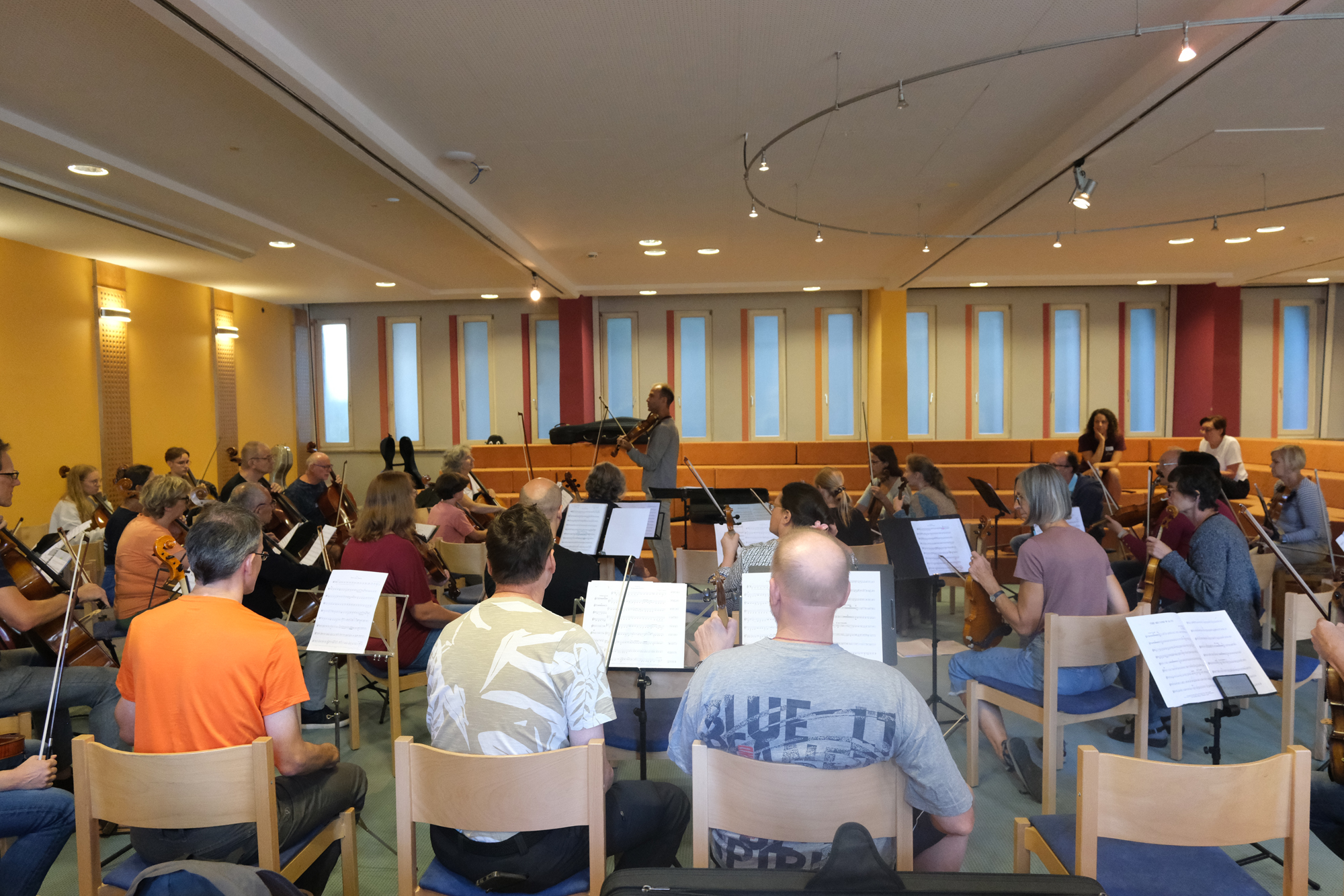 Teilnehmer der Musikwoche Benediktbeuern beim Konzert auf der Bühne